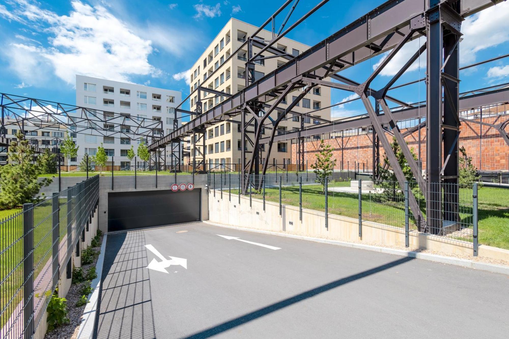 Appartamento Bright 2Br - 7Th Floor, Balcony, Free Parking By Gravity Praga Esterno foto
