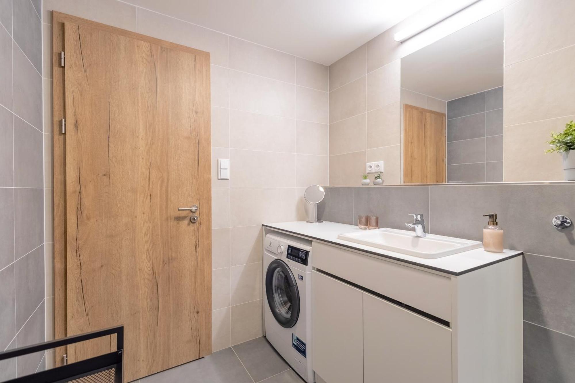 Appartamento Bright 2Br - 7Th Floor, Balcony, Free Parking By Gravity Praga Esterno foto