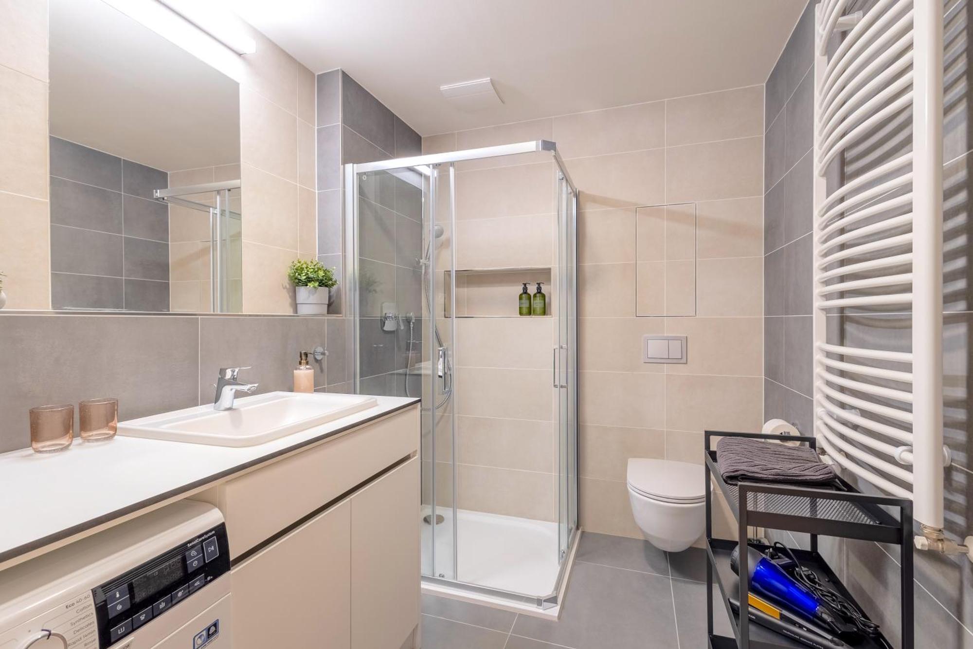 Appartamento Bright 2Br - 7Th Floor, Balcony, Free Parking By Gravity Praga Esterno foto