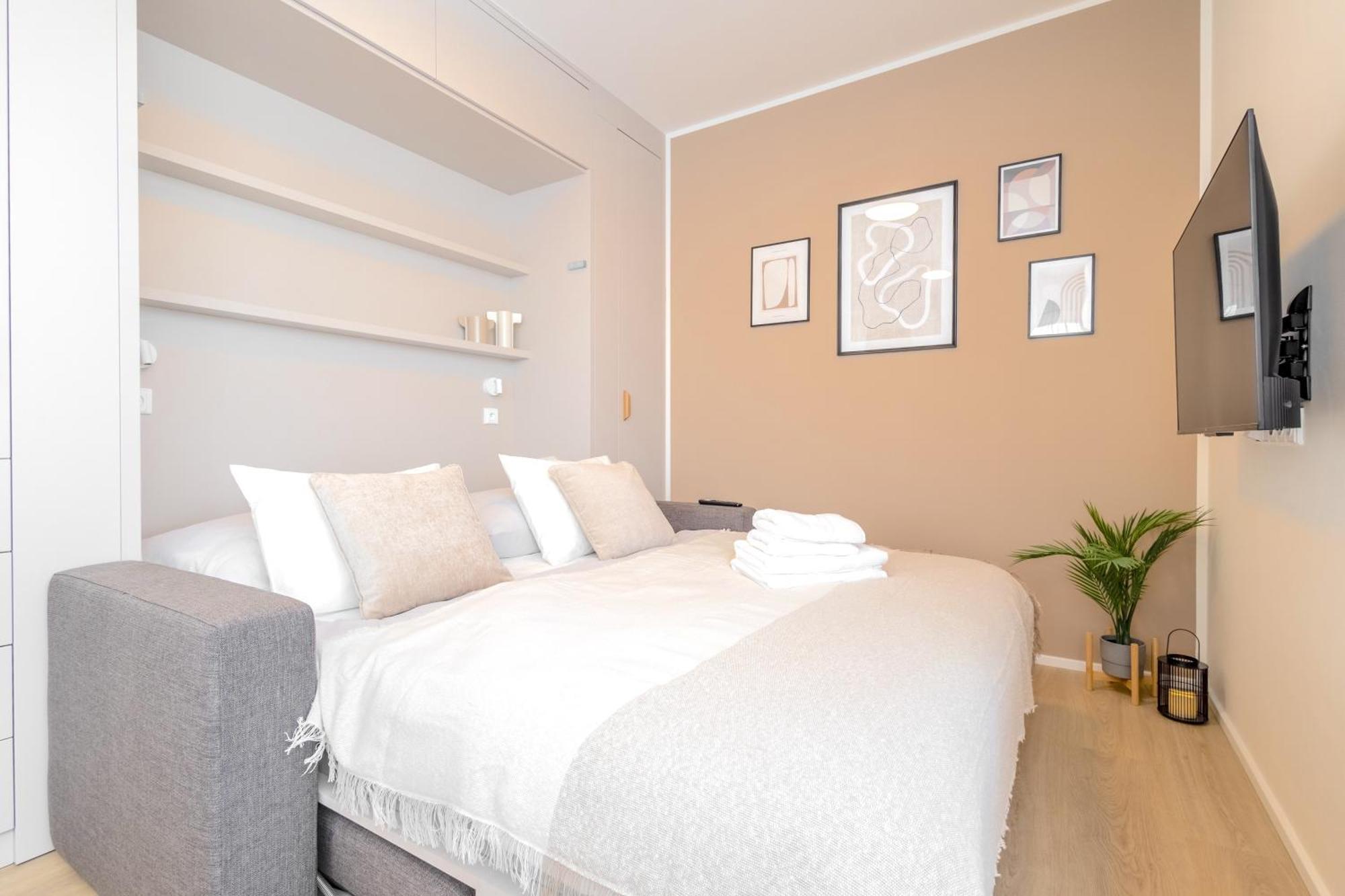 Appartamento Bright 2Br - 7Th Floor, Balcony, Free Parking By Gravity Praga Esterno foto