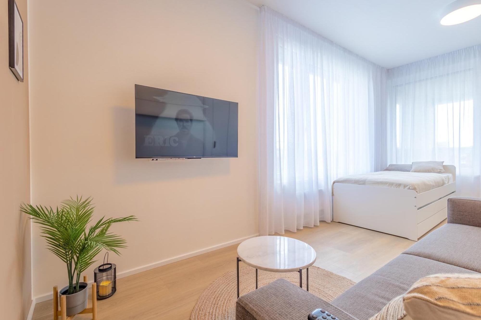 Appartamento Bright 2Br - 7Th Floor, Balcony, Free Parking By Gravity Praga Esterno foto