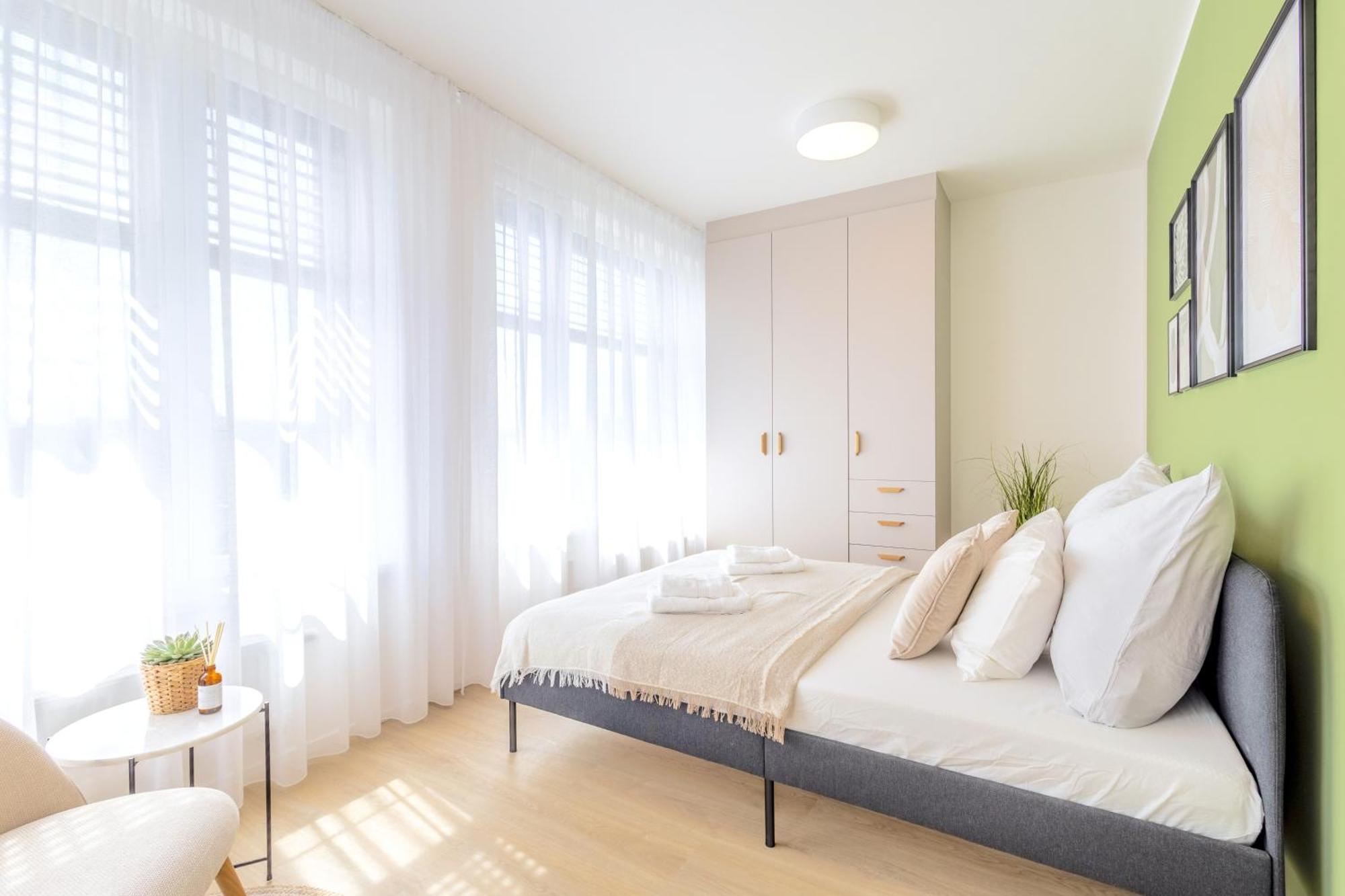 Appartamento Bright 2Br - 7Th Floor, Balcony, Free Parking By Gravity Praga Esterno foto